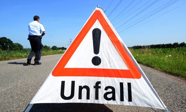 Ein Autofahrer stirbt bei einem Unfall am Freitag. (Symbolbild)  | Foto: Patrick Seeger