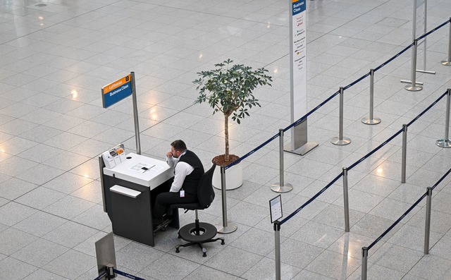 Seit 0.00 Uhr sind Besch&auml;ftigte a...chiedenen Tarifkonflikten im Ausstand.  | Foto: Peter Kneffel/dpa