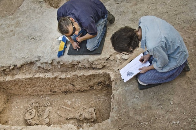 Arch&auml;ologen finden Leiche von Nonne mit schweren Eisenringen  | Foto: Yoli Schwartz/Israelische Altertumsbeh&ouml;rde/dpa