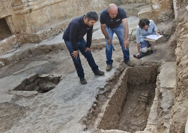 Arch&auml;ologen finden Leiche von Nonne mit schweren Eisenringen  | Foto: Yoli Schwartz/Israelische Altertumsbeh&ouml;rde/dpa