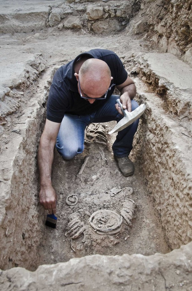 Arch&auml;ologen finden Leiche von Nonne mit schweren Eisenringen  | Foto: Yoli Schwartz/Israelische Altertumsbeh&ouml;rde/dpa