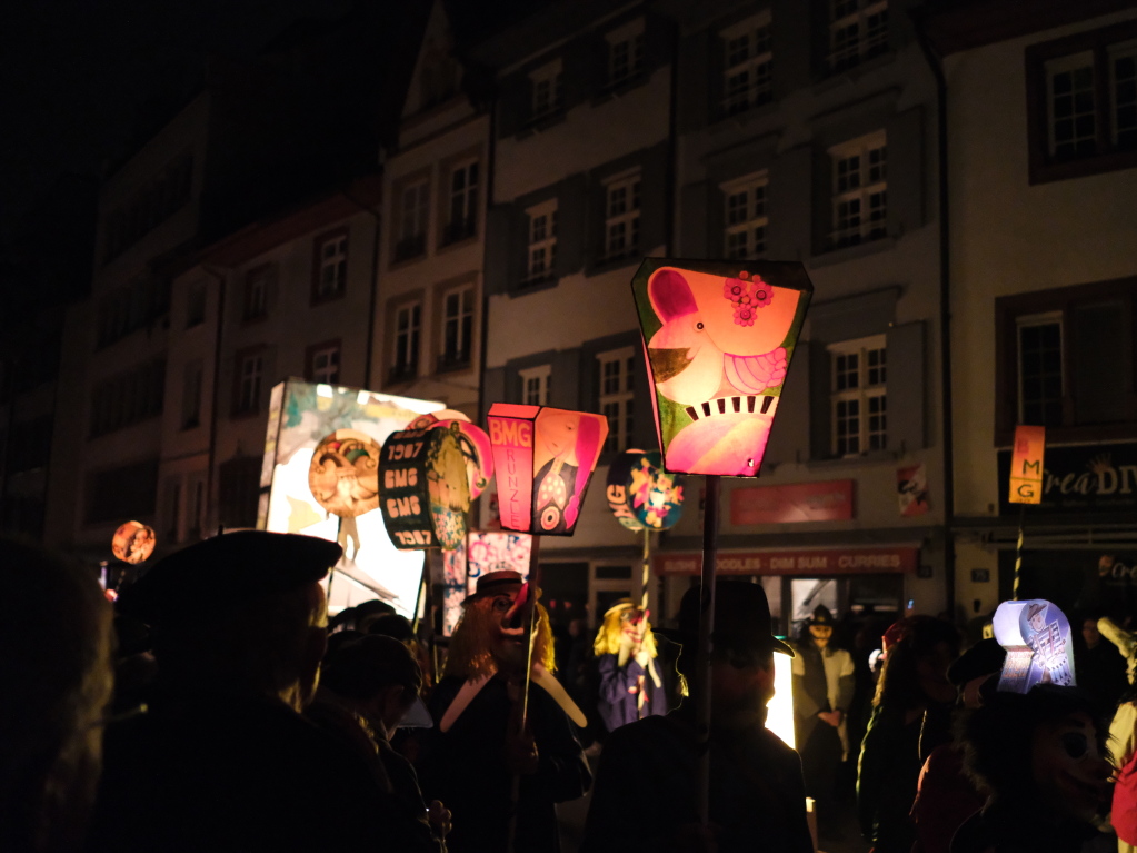 Bunt und in verschiedensten Formen leuchten die Laternen beim Morgestraich durch die Nacht.