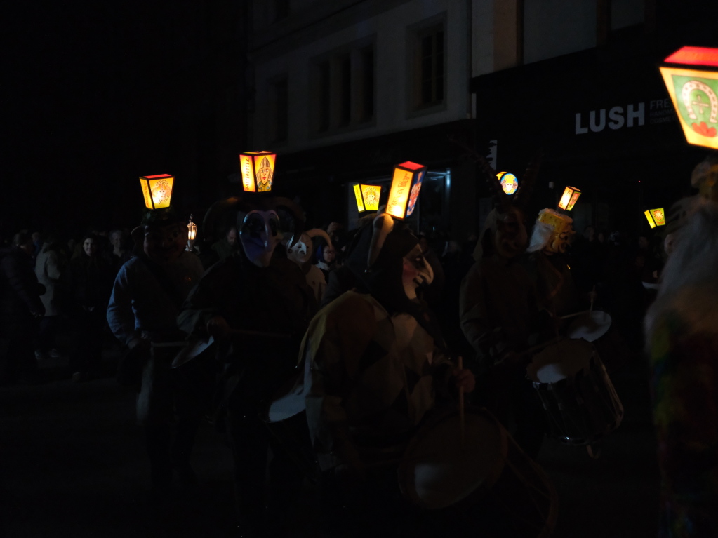 Bunt und in verschiedensten Formen leuchten die Laternen beim Morgestraich durch die Nacht.