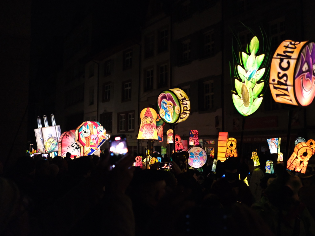 Bunt und in verschiedensten Formen leuchten die Laternen beim Morgestraich durch die Nacht.