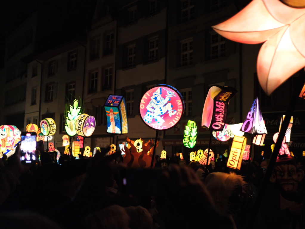 Bunt und in verschiedensten Formen leuchten die Laternen beim Morgestraich durch die Nacht.