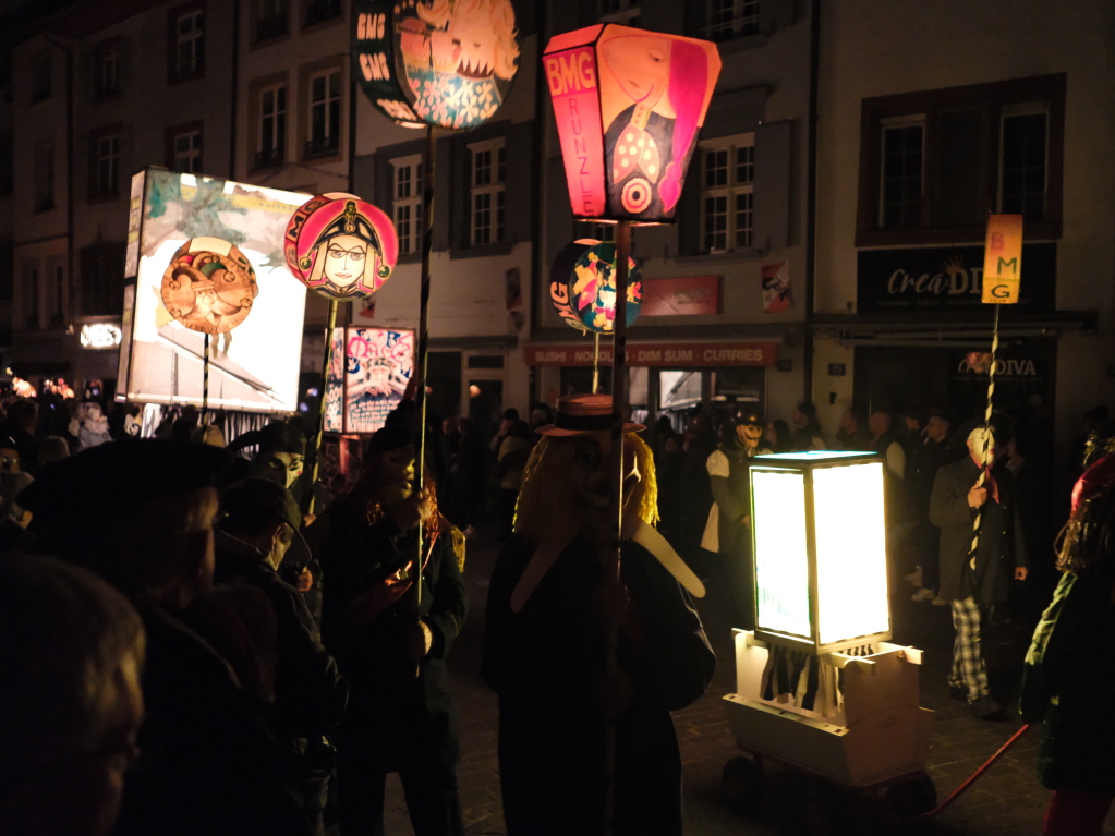 Bunt und in verschiedensten Formen leuchten die Laternen beim Morgestraich durch die Nacht.