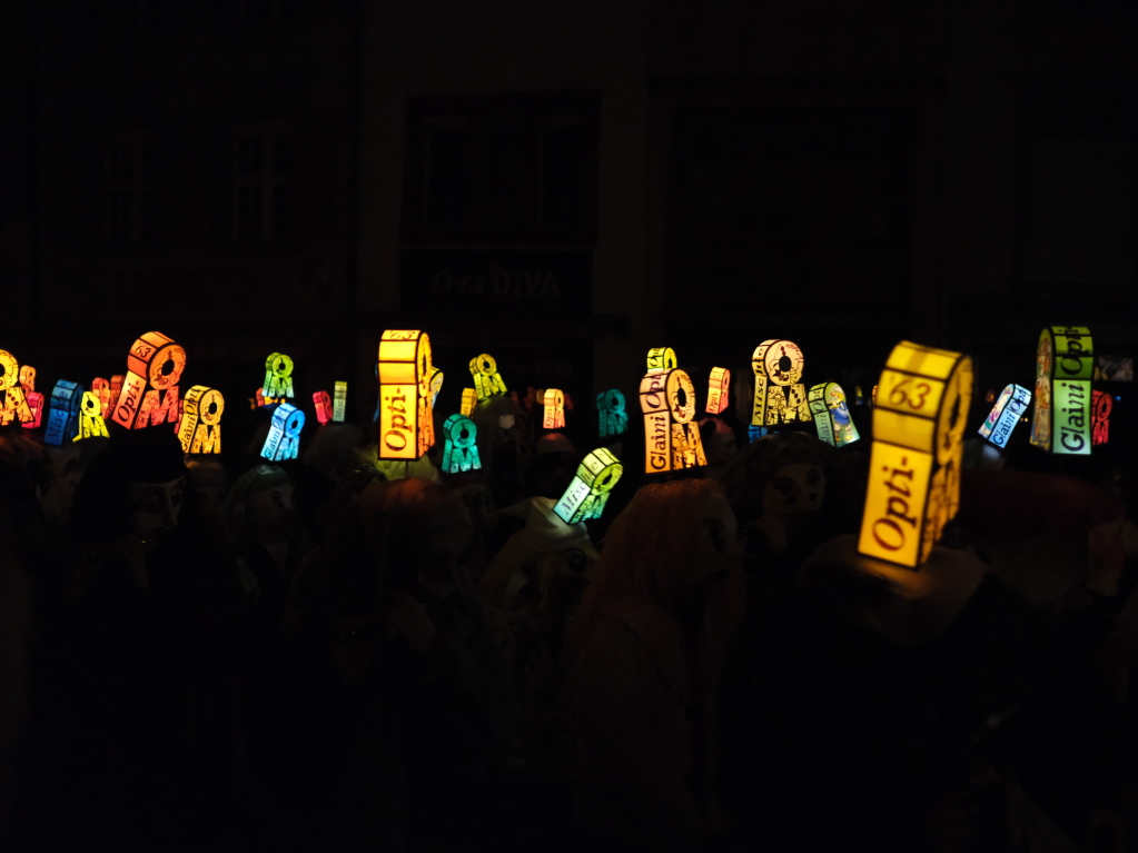 Bunt und in verschiedensten Formen leuchten die Laternen beim Morgestraich durch die Nacht.