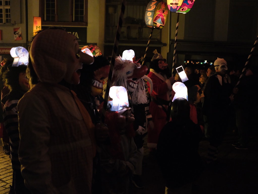 Bunt und in verschiedensten Formen leuchten die Laternen beim Morgestraich durch die Nacht.