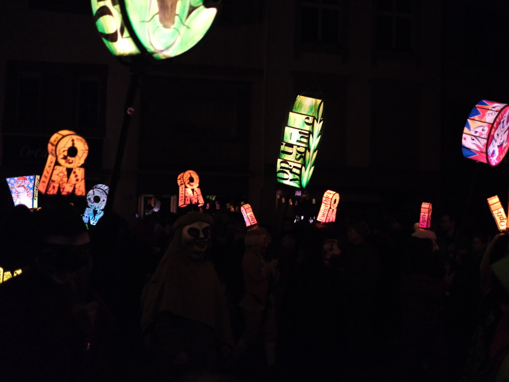 Bunt und in verschiedensten Formen leuchten die Laternen beim Morgestraich durch die Nacht.