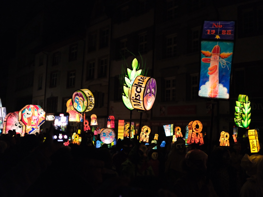 Bunt und in verschiedensten Formen leuchten die Laternen beim Morgestraich durch die Nacht.