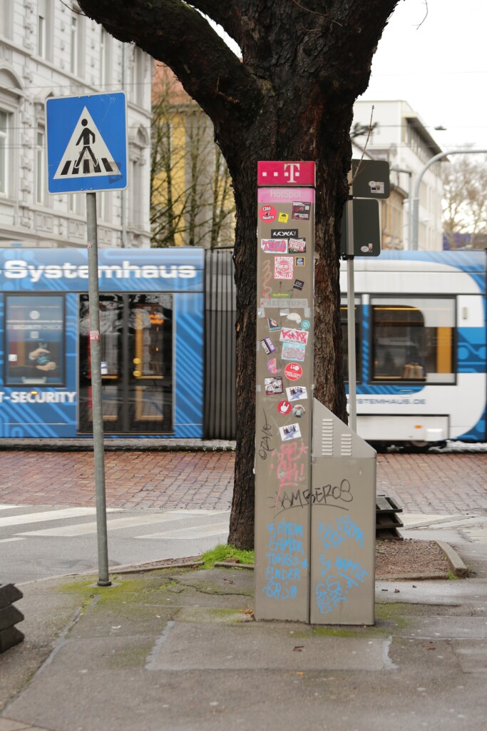 Versteckt hinterm Baum - leider nur einseitig.