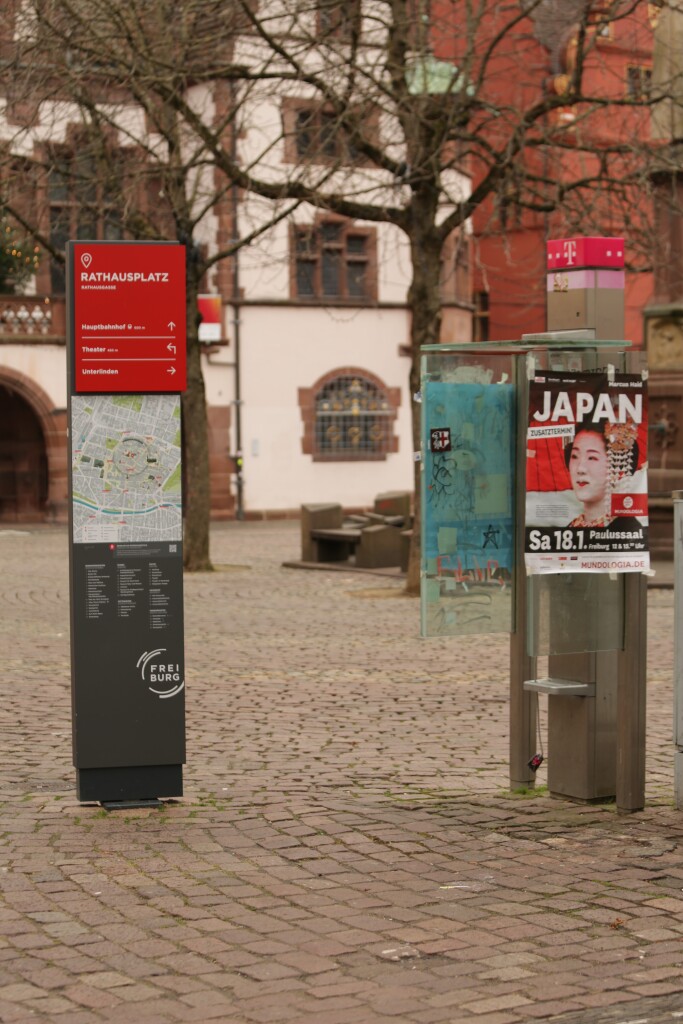 Telefonzellen eignen sich auch als Werbetrger ...