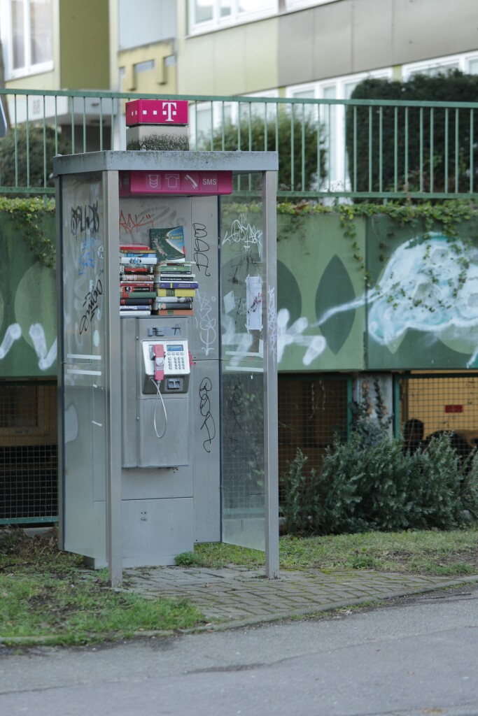 Die magentafarbenen Stelen "schmcken" immer noch viele Orte,