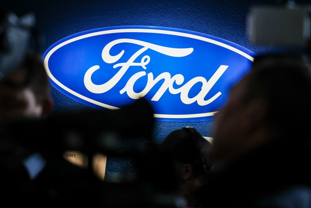 Ein Firmenschild des Autobauers Ford b...rnehmen macht schwierige Zeiten durch.  | Foto: Christoph Reichwein/dpa