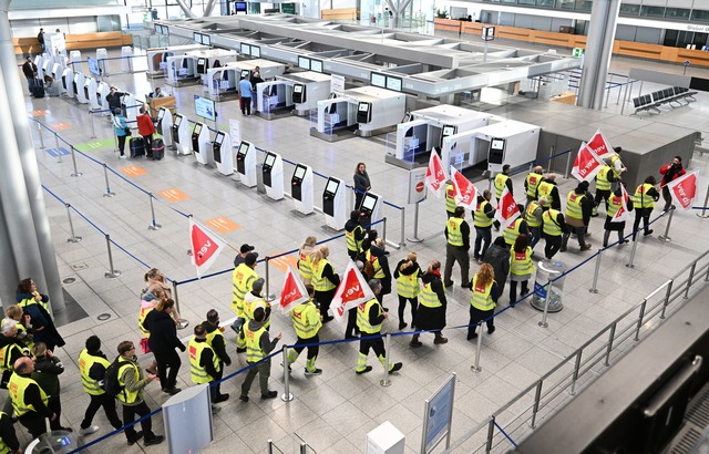 Streikende statt Flugg&auml;ste am Flughafen Stuttgart.  | Foto: Bernd Wei&szlig;brod/dpa