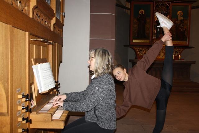 Handstandkunst von Taisiya Zhuravel verstrkt den Eindruck der Orgelmusik in St. Bonifatius Emmendingen