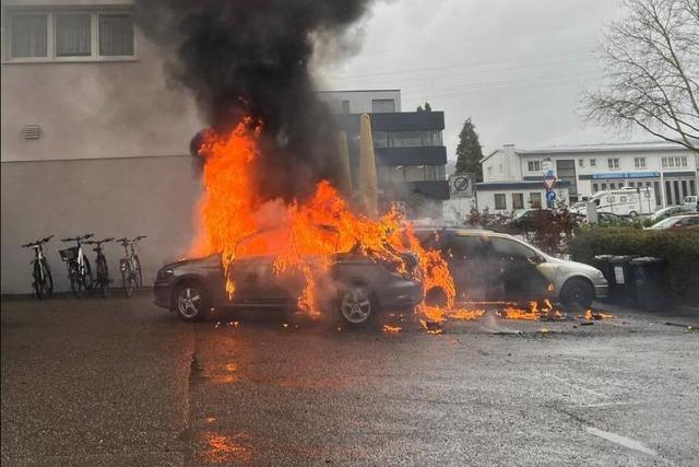 Brennendes Auto rollt an einer Tankstelle in Lrrach auf ein Wohngebude zu - Brandursache wohl bekannt