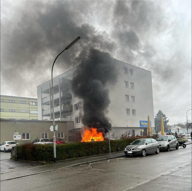 Die Lrracher Feuerwehr hat am Montagmorgen ein brennendes Auto gelscht.  | Foto: Freiwillige Feuerwehr Lrrach