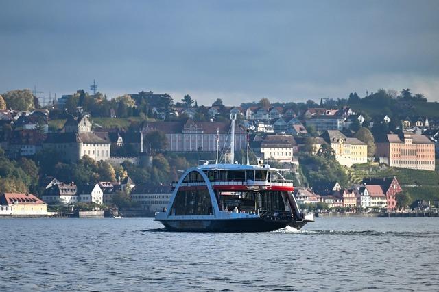 Neue Bodensee-Fähre treibt nach Motorpanne im Wasser