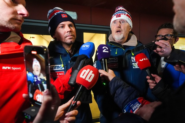 Sprechen in Trondheim: Trainer Brevig und Sportdirektor Aalbu.  | Foto: Terje Pedersen/NTB/dpa