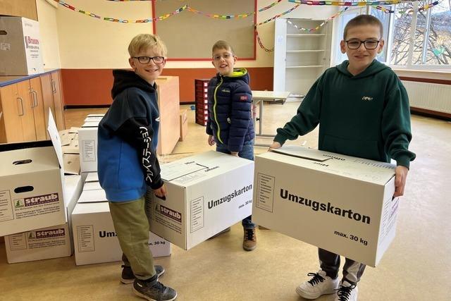 Beim Umzug der Neustdter Hebelschule packen die Schler krtig mit an