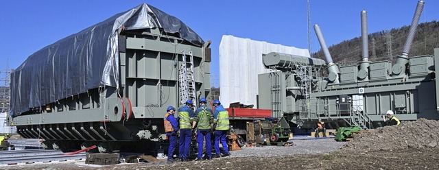 Das Bild zeigt den neuen Standort der ...r bereits fertig monierte erste Trafo.  | Foto: Alfred Scheuble