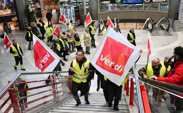 Mitglieder der Gewerkschaft Verdi lauf...ein Terminal des Flughafens Stuttgart.  | Foto: Bernd Weissbrod (dpa) 