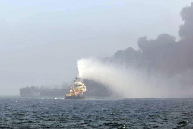 ltanker steht nach Kollision vor britischer Kste in Brand