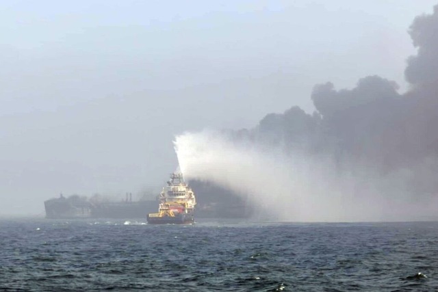 Ein Tanker und ein Containerschiff sto...ff geladen, der teils ausgetreten ist.  | Foto: Bartek Smialek (dpa)