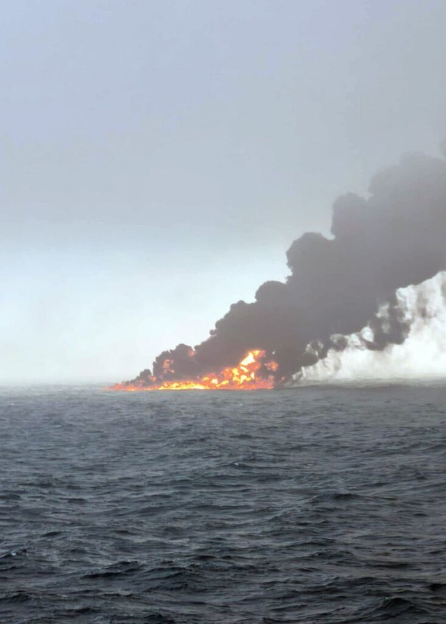 Ein Tanker und ein Containerschiff sto...ff geladen, der teils ausgetreten ist.  | Foto: Bartek Smialek (dpa)