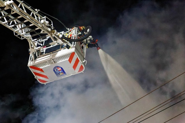 Groeinsatz der Feuerwehr am Montagabend in der Endinger Altstadt  | Foto: Martin Wendel