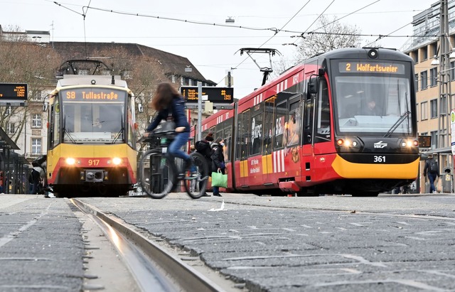 In Karlsruhe ist das Nahverkehrsangebot geschrumpft. (Archivbild)  | Foto: Uli Deck/dpa