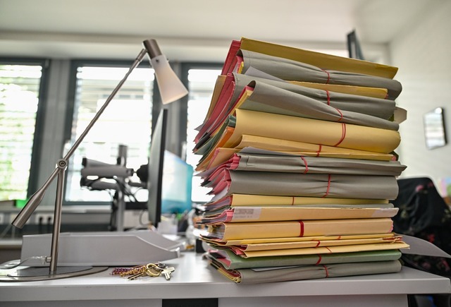 Der Aktenberg unerledigter Ermittlungs...W&uuml;rttemberg kleiner. (Symbolbild)  | Foto: Patrick Pleul/dpa