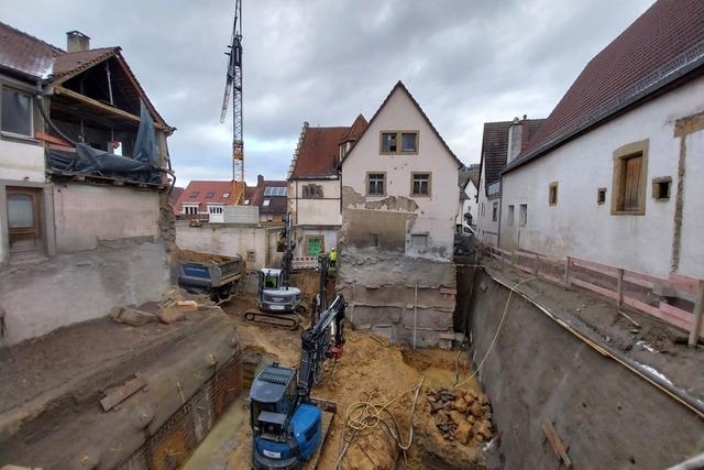 An der Baustelle des Gasthaus Stube in Pfaffenweiler klafft ein riesiges Loch, doch die Sanierung geht voran