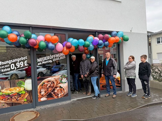 Auch der Regen konnte die Kunden bei der Erffnung nicht abhalten.  | Foto: Rudi Rest