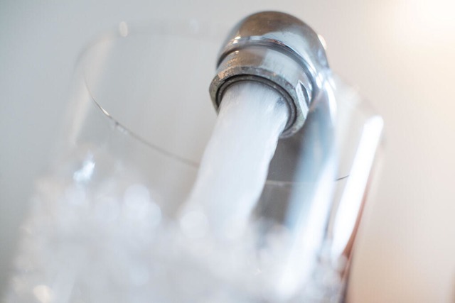 Trinkwasser aus dem Wasserhahn  | Foto: Lino Mirgeler (dpa) 