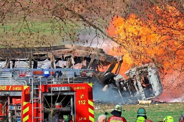 Straenbahn und Tanklaster kollidieren bei Ubstadt-Weiher