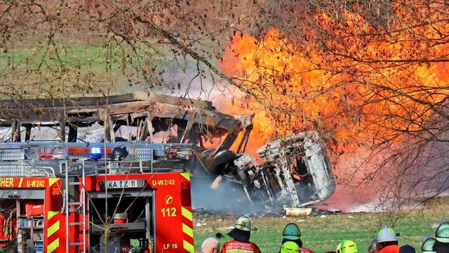 Bei Ubstadt-Weiher im Landkreis Karlsr...stwagen und einer Straenbahn gegeben.  | Foto: Rene Priebe (dpa)