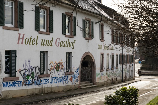 Die Strae zwischen dem Gasthaus und der Bahnbrcke war zuvor recht schmal.  | Foto: Hubert Gemmert