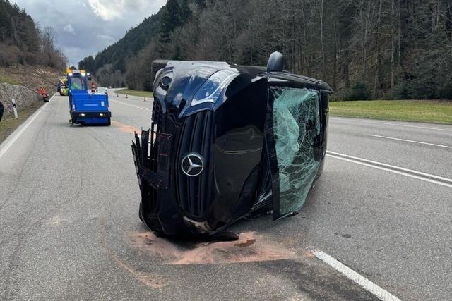 Unfall auf B31 im Hllental: Kleintransporter kippt um – Behinderungen und l auf Fahrbahn