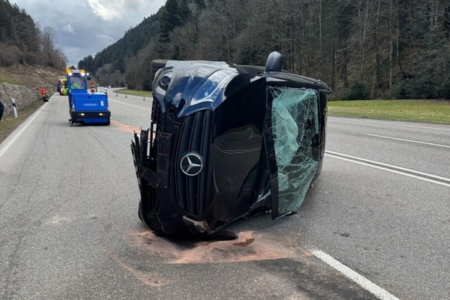 Ohne Fremdverschulden ist der Kleintra...der Fahrbahn abgekommen und umgekippt.  | Foto: Kamera 24