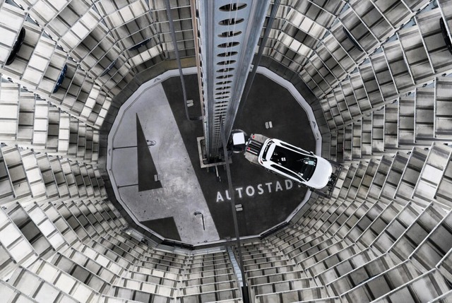 Autos von Volkswagen stehen zur Auslie...g in einem Turm im Stammwerk Wolfsburg  | Foto: Julian Stratenschulte (dpa) 