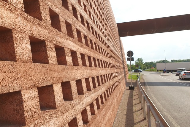 Das Parkhaus am Rheintor steht oft wei...t die Stadt Neuenburg noch bei Banken.  | Foto: Hannes Selz