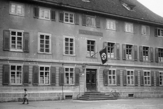 Der Anblick der Hakenkreuzfahne, die s... im Mrz 1945 nicht mehr lange whren.  | Foto: Fotosammlungen Stadtarchiv Bad Sckingen