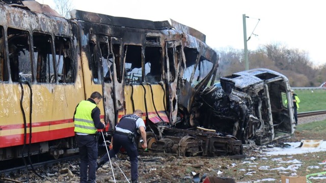 Polizei nimmt nach einem Zusammensto ...tbahn die Unfallstelle in Augenschein.  | Foto: Rene Priebe (dpa)