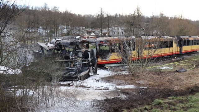 Ein Bild der Zerstrung bietet sich na... einem Tanklaster und einer Stadtbahn.  | Foto: Rene Priebe (dpa)