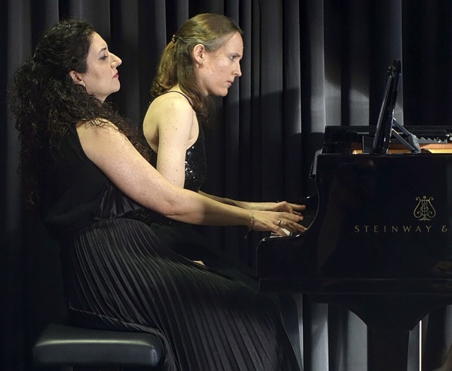 Die Pianistinnen Gabriela Fahnenstiel ...Codman Classics  im Schlssle erfllt.  | Foto: Jrgen Scharf