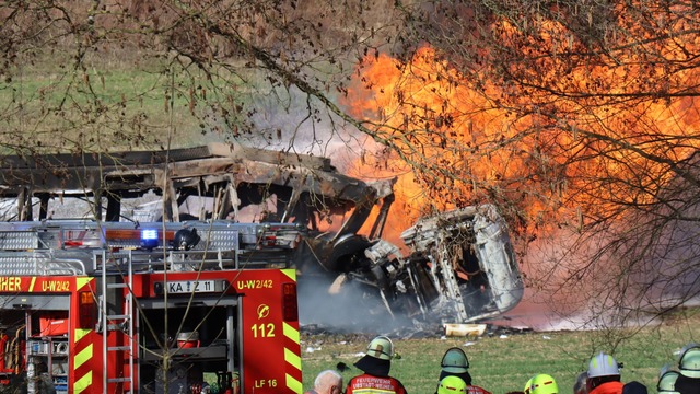 Ein Tanklaster und eine Stadtbahn stehen nach einer Kollision in Flammen.  | Foto: Rene Priebe/dpa