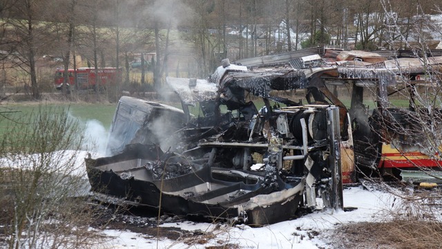 Die Fahrzeuge brannten aus.  | Foto: Rene Priebe/dpa