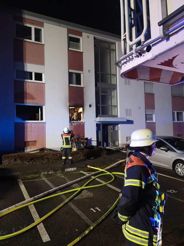 Im Erdgeschoss dieses Mehrfamilienhaus...e durch einen Brand komplett zerstrt.  | Foto: Ralf Burgmaier